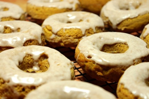 Cinnamon Glazed Pumpkin Donuts >> Baking Bytes