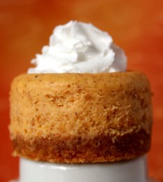 Mini Pumpkin Cheesecakes >> Baking Bytes